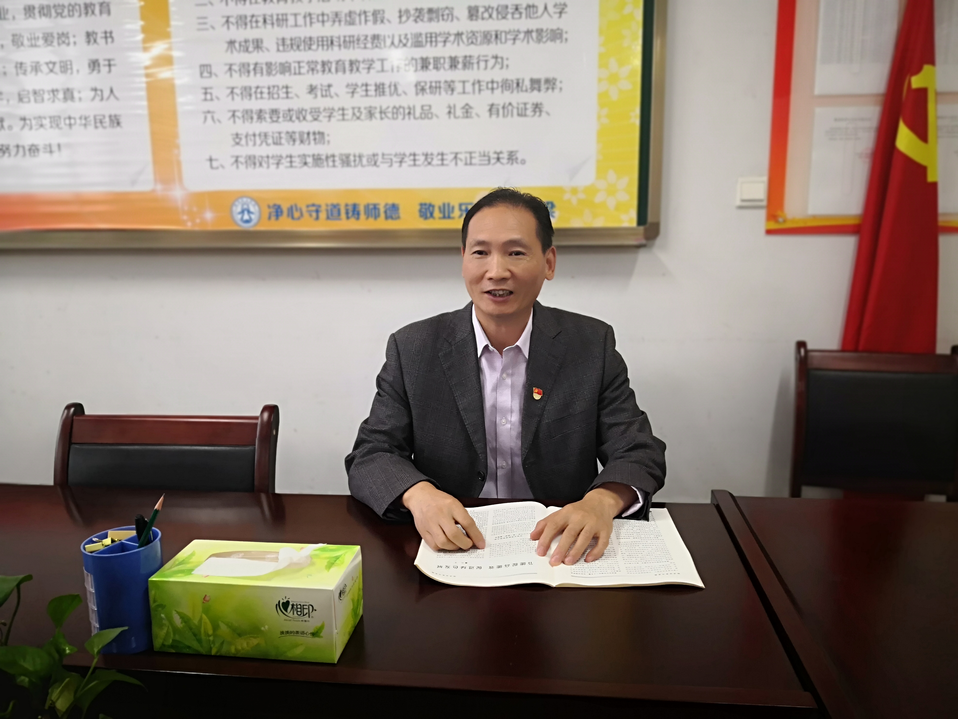 (副院长李焕有教授主持会议)
