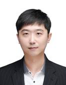 穿着西装的男孩描述已自动生成