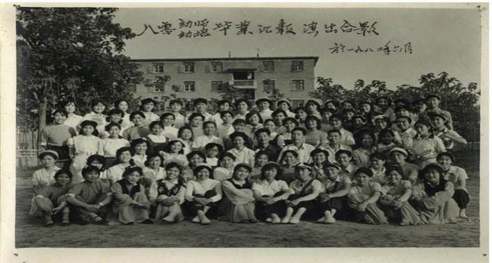 01YS-1982-SX1211-Y-1（80级幼师幼培毕业汇报演出合影）