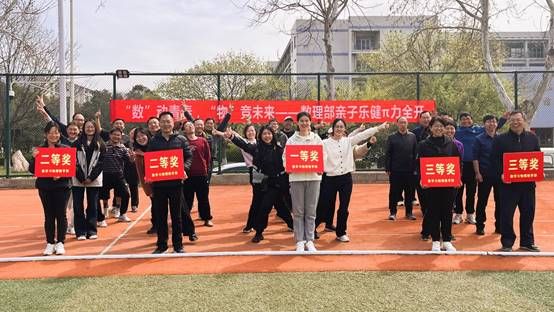 说明: 一群人站在一起AI 生成的内容可能不正确。